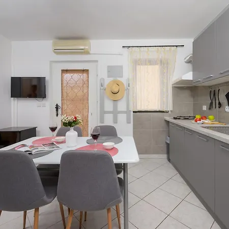 Appartement Gemuetliche 5 *