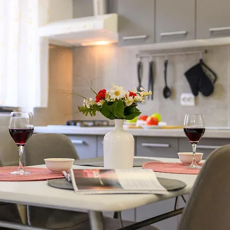 Gemuetliche 5 Apartment Stinjan