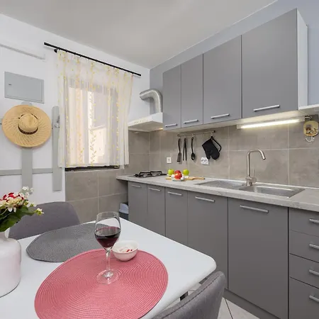 Gemuetliche 5 Apartment Stinjan