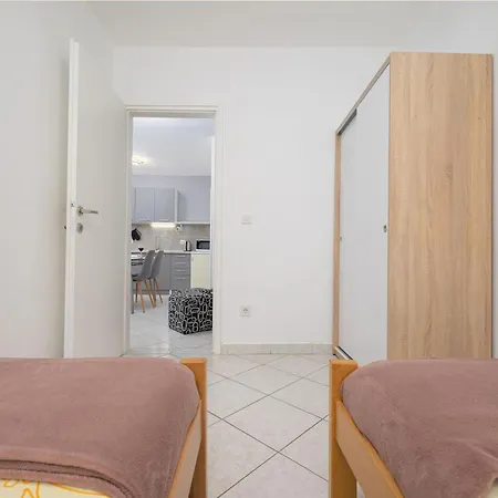 Gemuetliche 5 * Stinjan