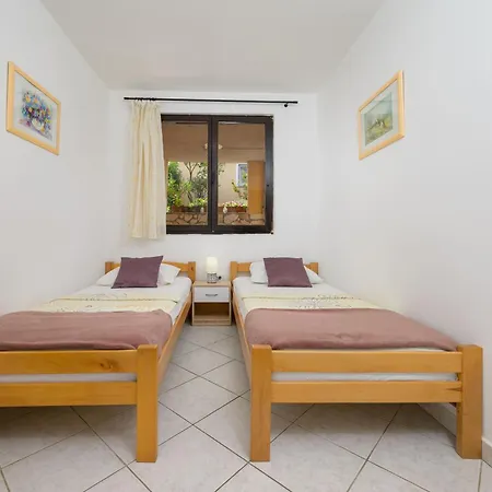 Gemuetliche 5 Apartment Stinjan